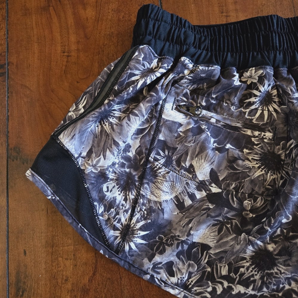 Lululemon Hotty Hot Shorts Flowabunga Black Angel Wing Low Rise Lined 2.5" Sz 6 - Picture 15 of 15